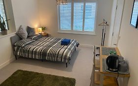 Very Large Double Room With Corner Sofa, Sky Tv, Netflix Etc, Fridge And Microwave