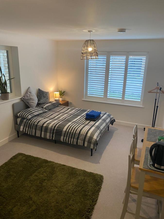 Very Large Double Room With Corner Sofa, Sky Tv, Netflix Etc, Fridge And Microwave Newhaven Exterior photo