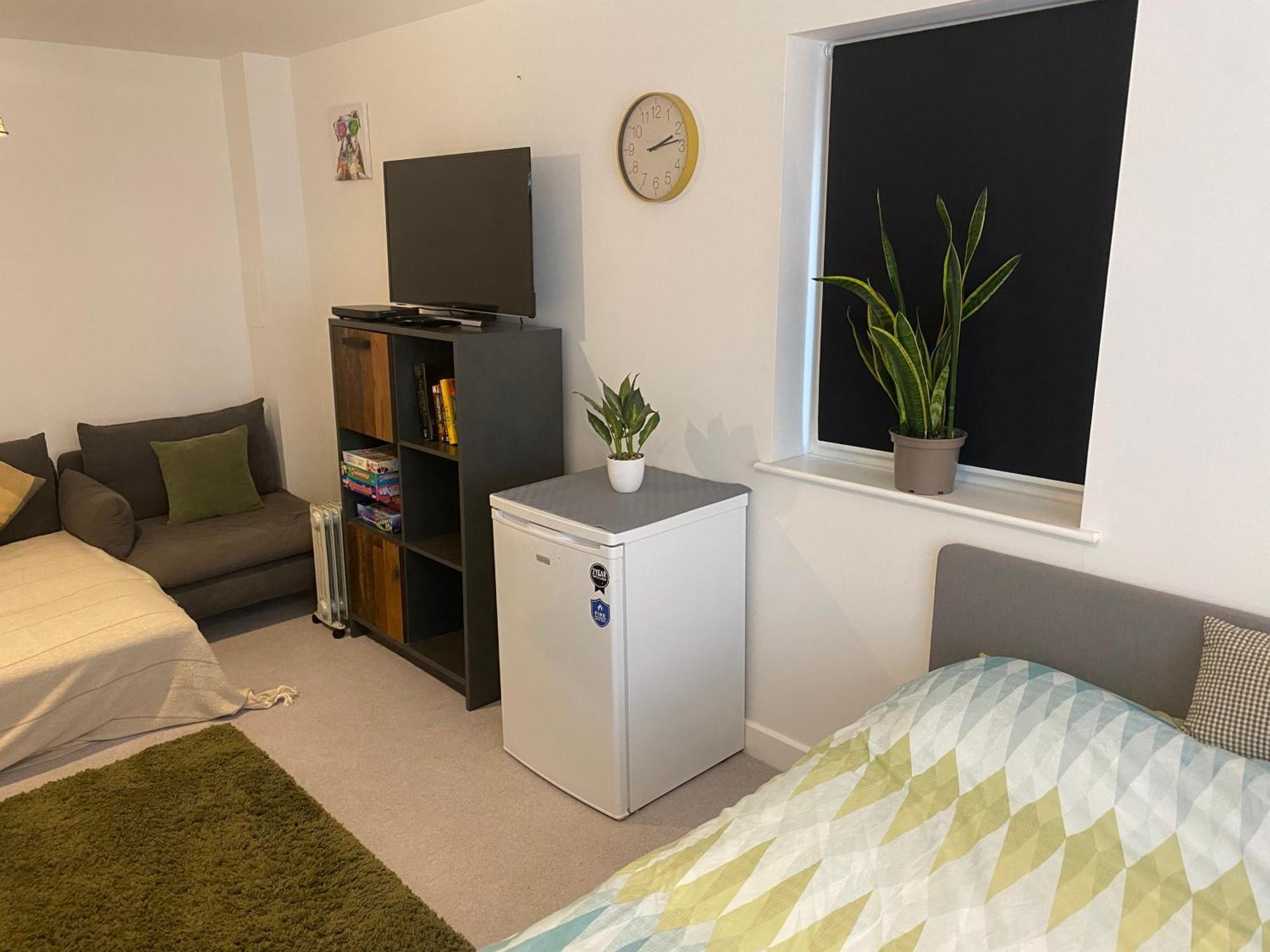 Very Large Double Room With Corner Sofa, Sky Tv, Netflix Etc, Fridge And Microwave Newhaven Exterior photo