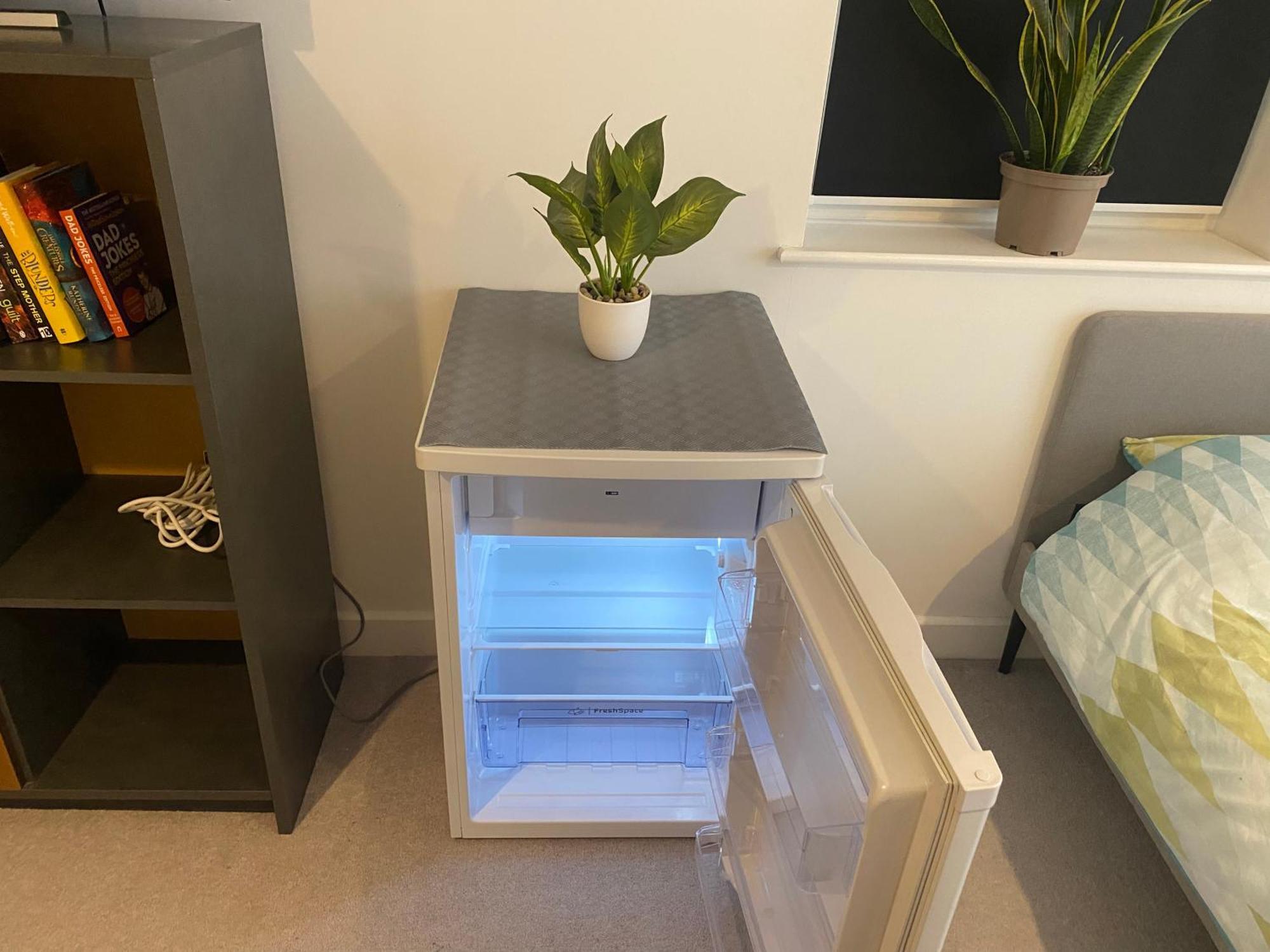 Very Large Double Room With Corner Sofa, Sky Tv, Netflix Etc, Fridge And Microwave Newhaven Exterior photo