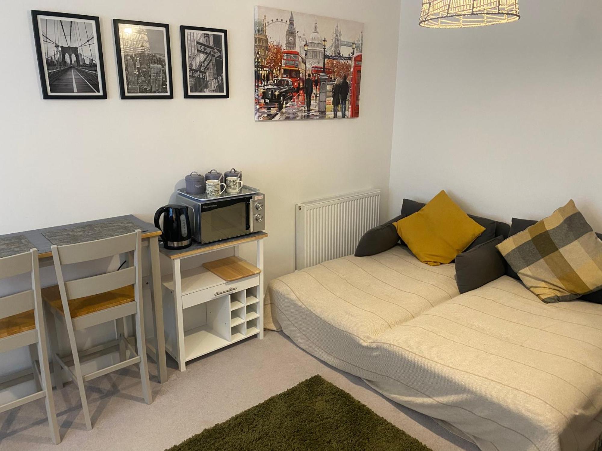 Very Large Double Room With Corner Sofa, Sky Tv, Netflix Etc, Fridge And Microwave Newhaven Exterior photo